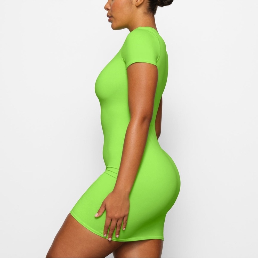 NWT SKIMS Signature Swim T-Shirt Dress Neon Green. Size XL - Picture 2 of 8